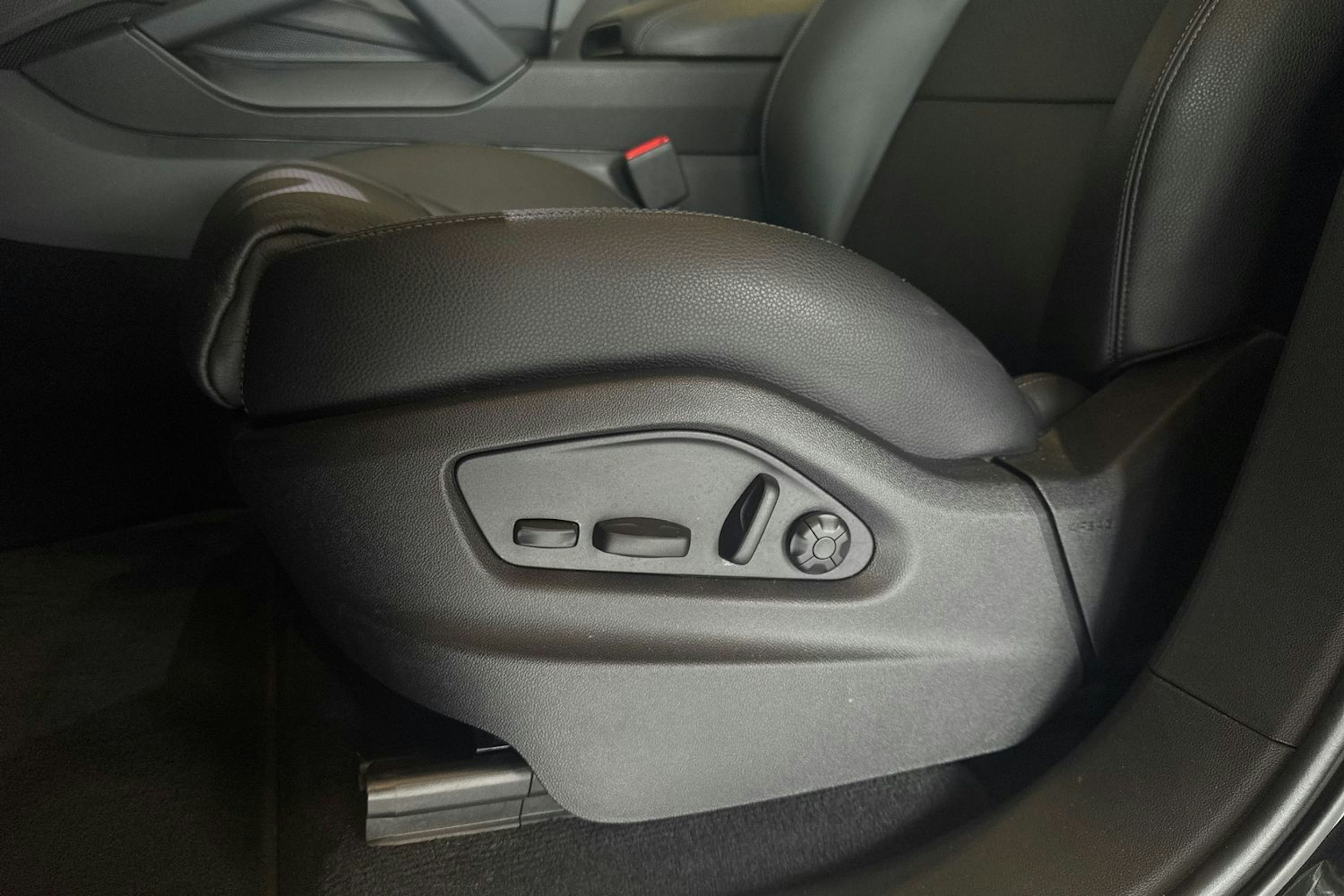 met. musta Porsche Cayenne 2024 kuva 13.