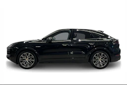 musta Porsche Cayenne 2024 kuva 5.
