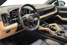 musta Porsche Cayenne 2024 kuva 6.