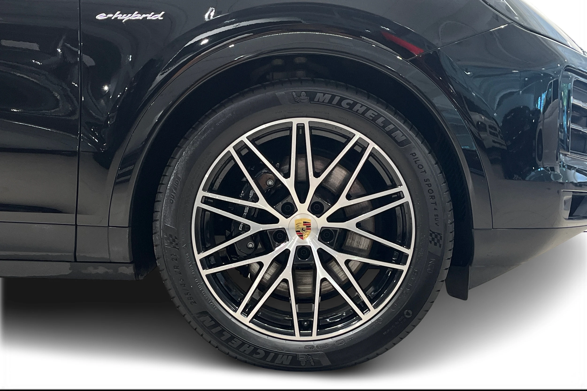musta Porsche Cayenne 2024 kuva 7.