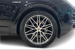 musta Porsche Cayenne 2024 kuva 7.