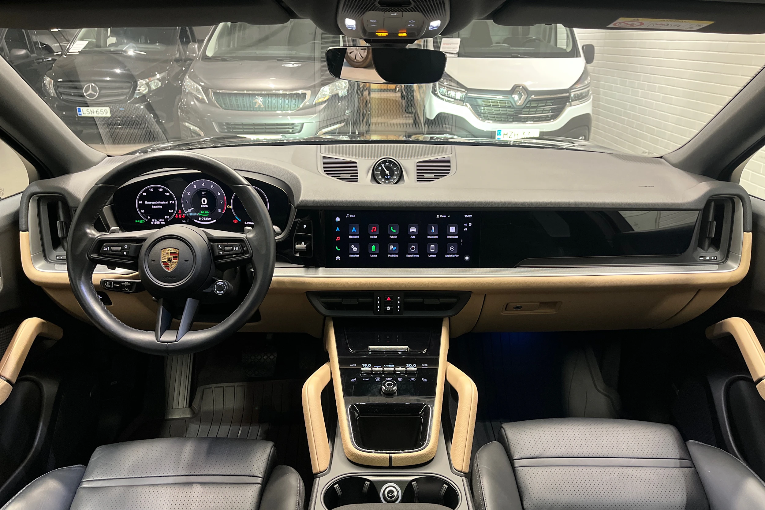 musta Porsche Cayenne 2024 kuva 8.