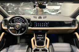 musta Porsche Cayenne 2024 kuva 8.