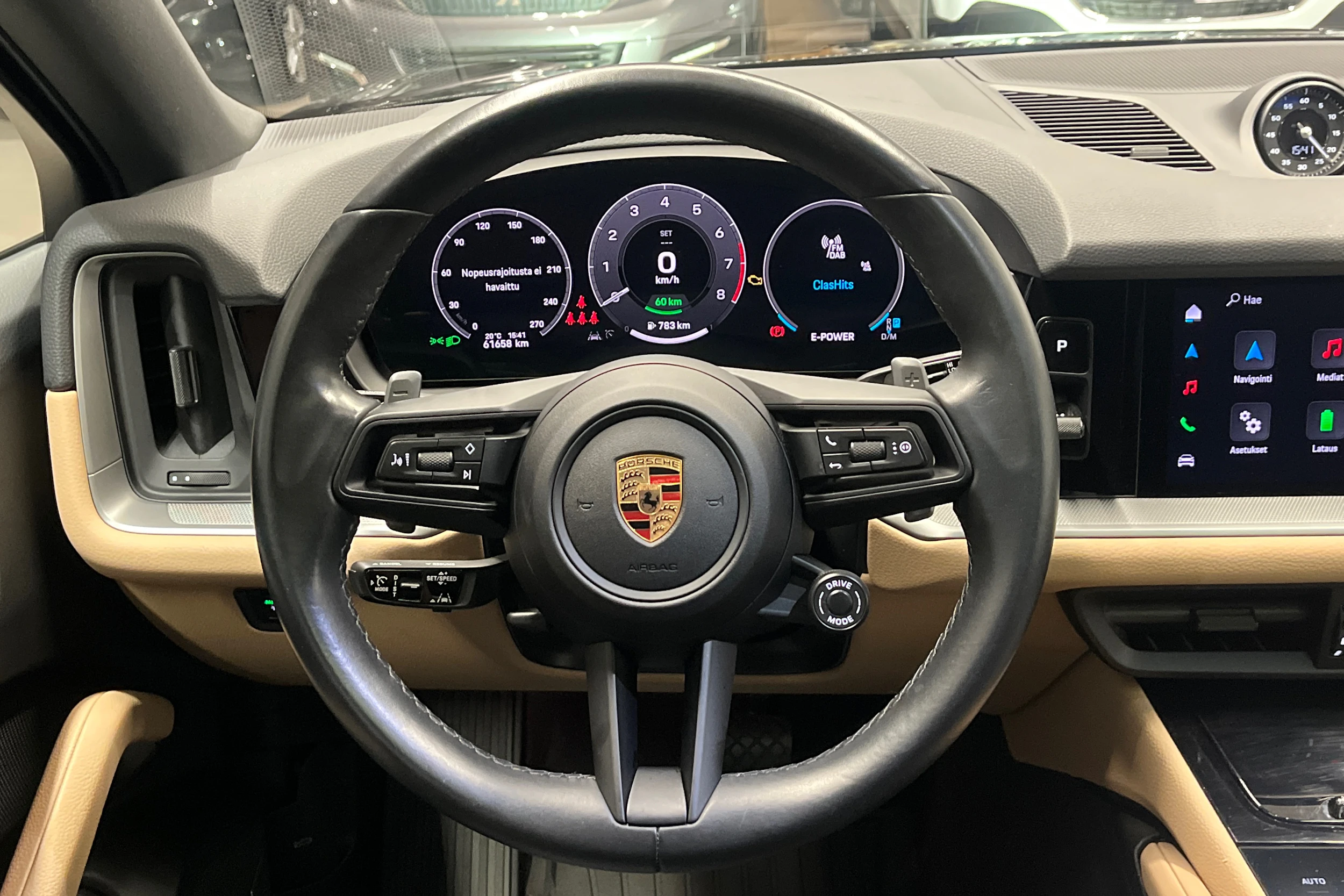 musta Porsche Cayenne 2024 kuva 12.