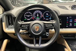 musta Porsche Cayenne 2024 kuva 12.
