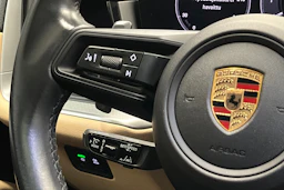 musta Porsche Cayenne 2024 kuva 13.