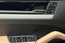 musta Porsche Cayenne 2024 kuva 15.