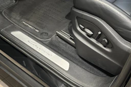 musta Porsche Cayenne 2024 kuva 17.