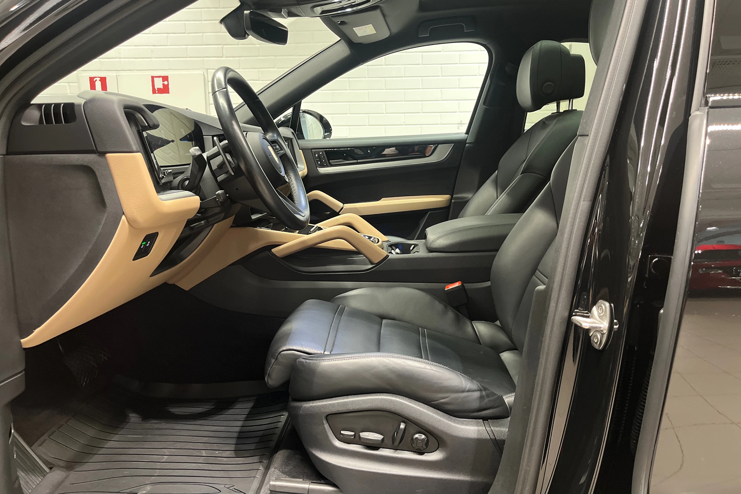 musta Porsche Cayenne 2024 kuva 18.