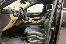 musta Porsche Cayenne 2024 kuva 18.