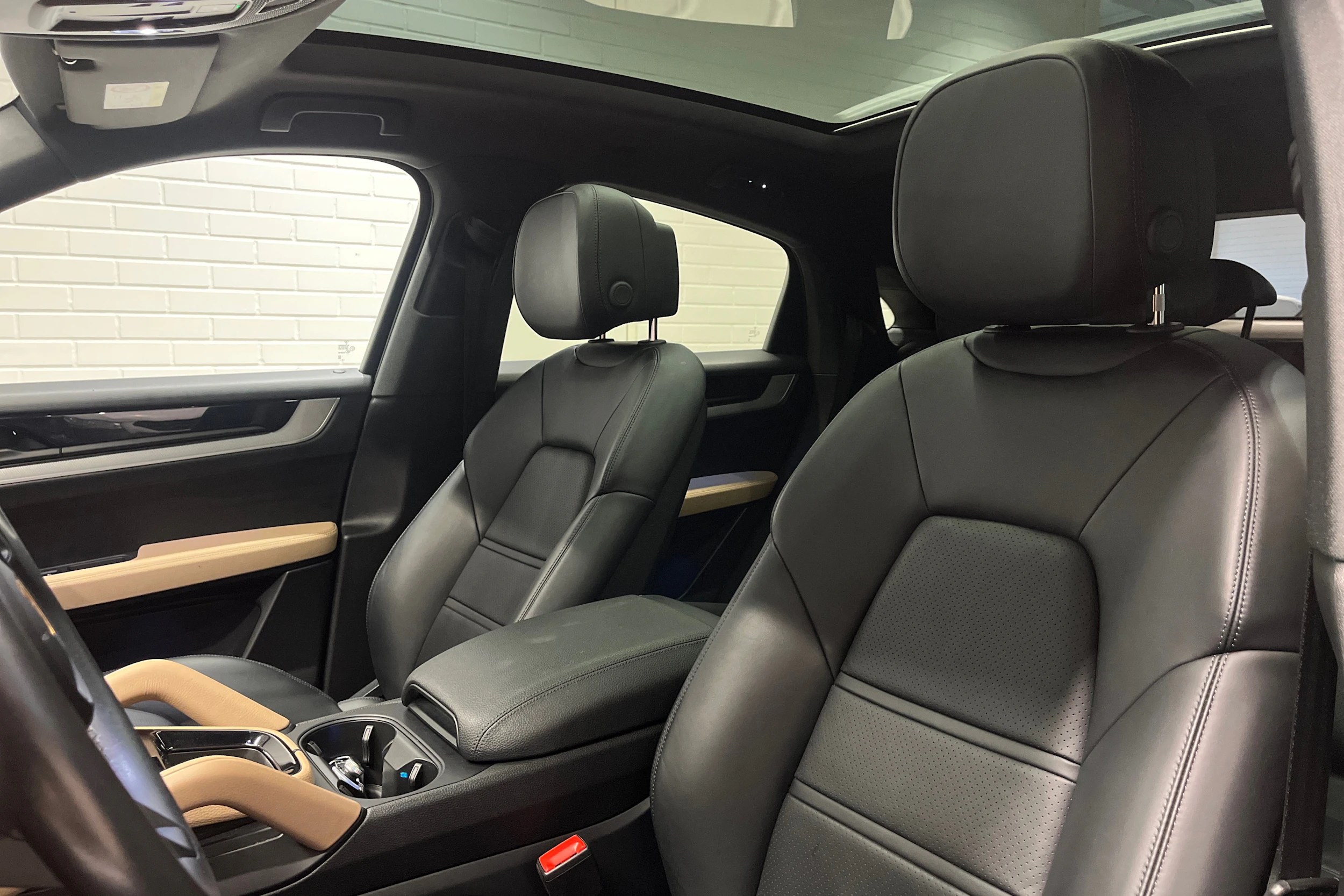 musta Porsche Cayenne 2024 kuva 19.