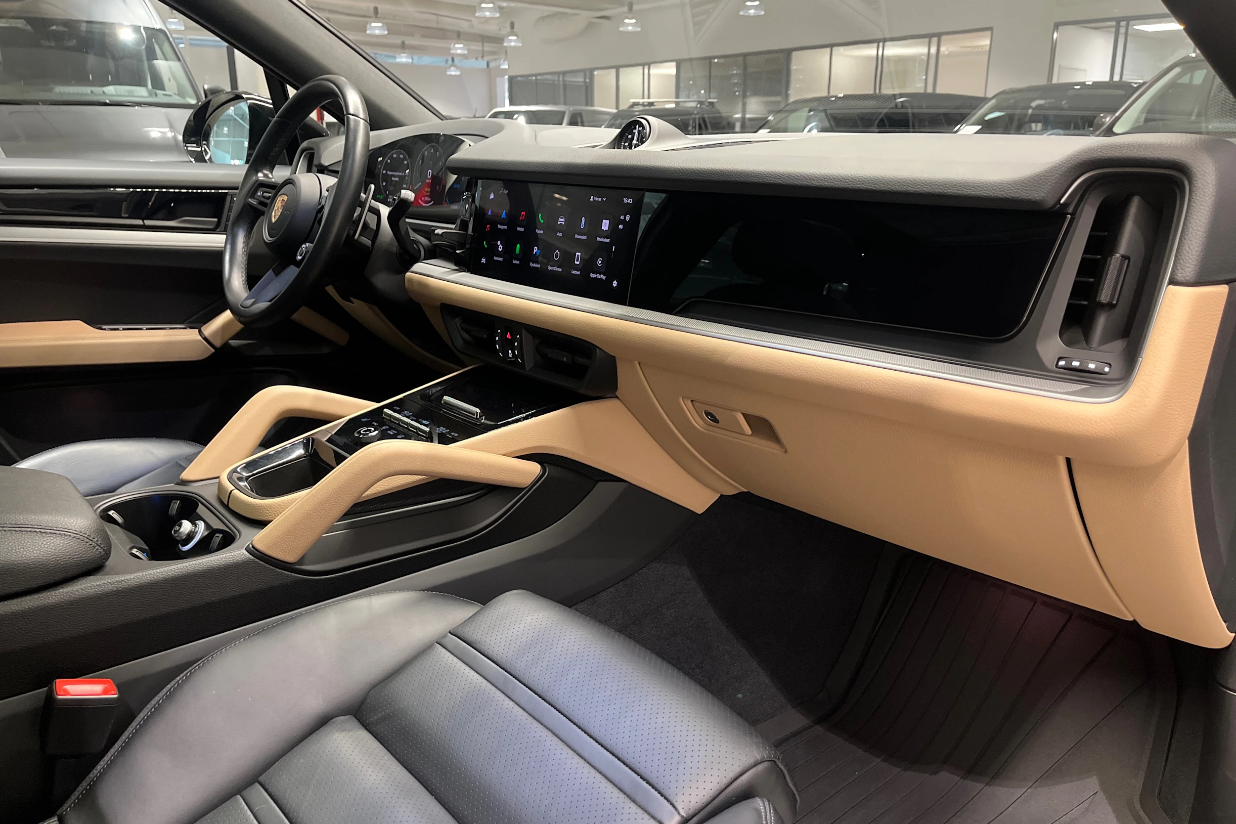 musta Porsche Cayenne 2024 kuva 20.