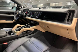 musta Porsche Cayenne 2024 kuva 20.