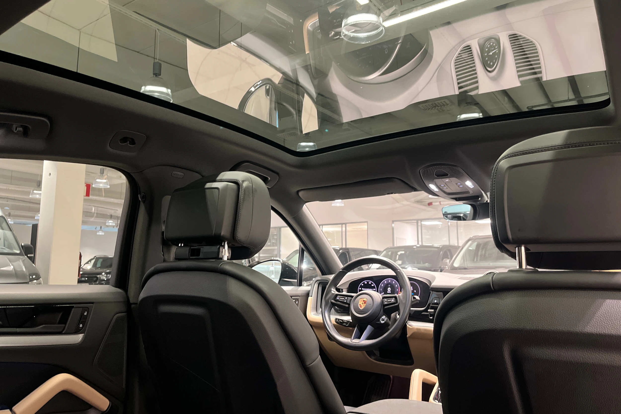 musta Porsche Cayenne 2024 kuva 21.
