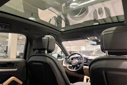 musta Porsche Cayenne 2024 kuva 21.