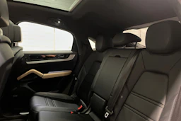 musta Porsche Cayenne 2024 kuva 23.