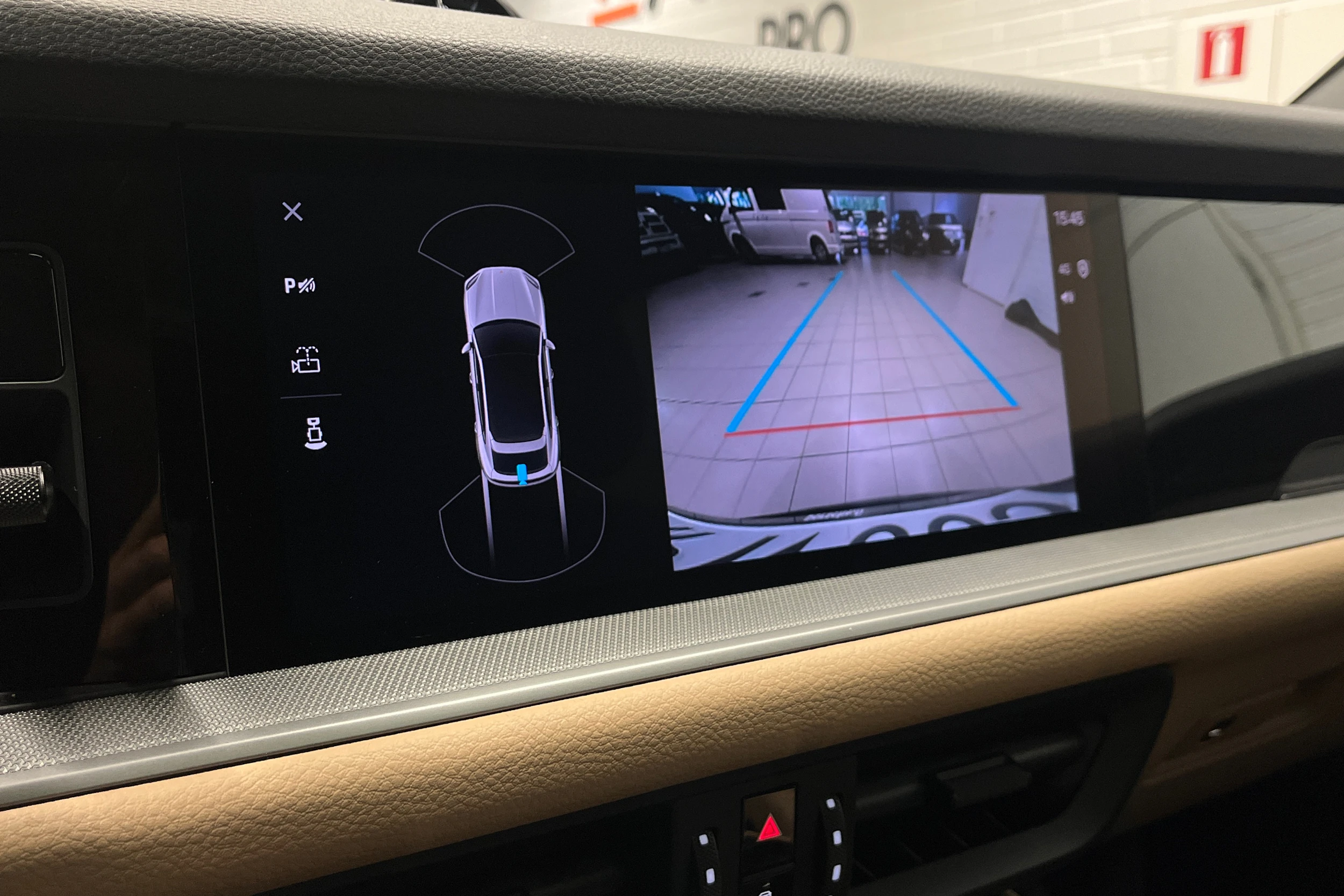 musta Porsche Cayenne 2024 kuva 26.