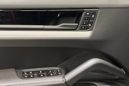 Musta Porsche Cayenne 2024 kuva 18.