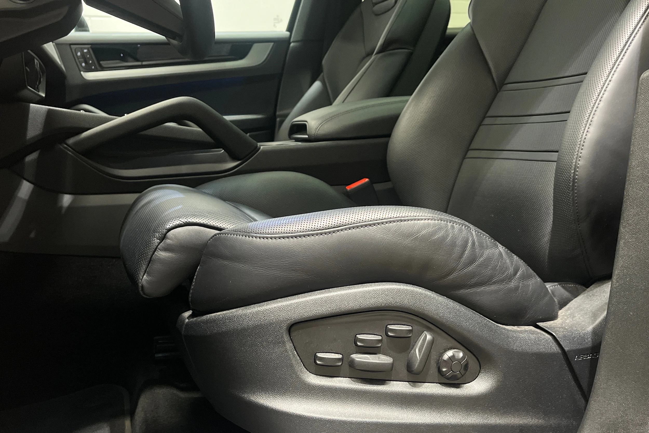 Musta Porsche Cayenne 2024 kuva 20.