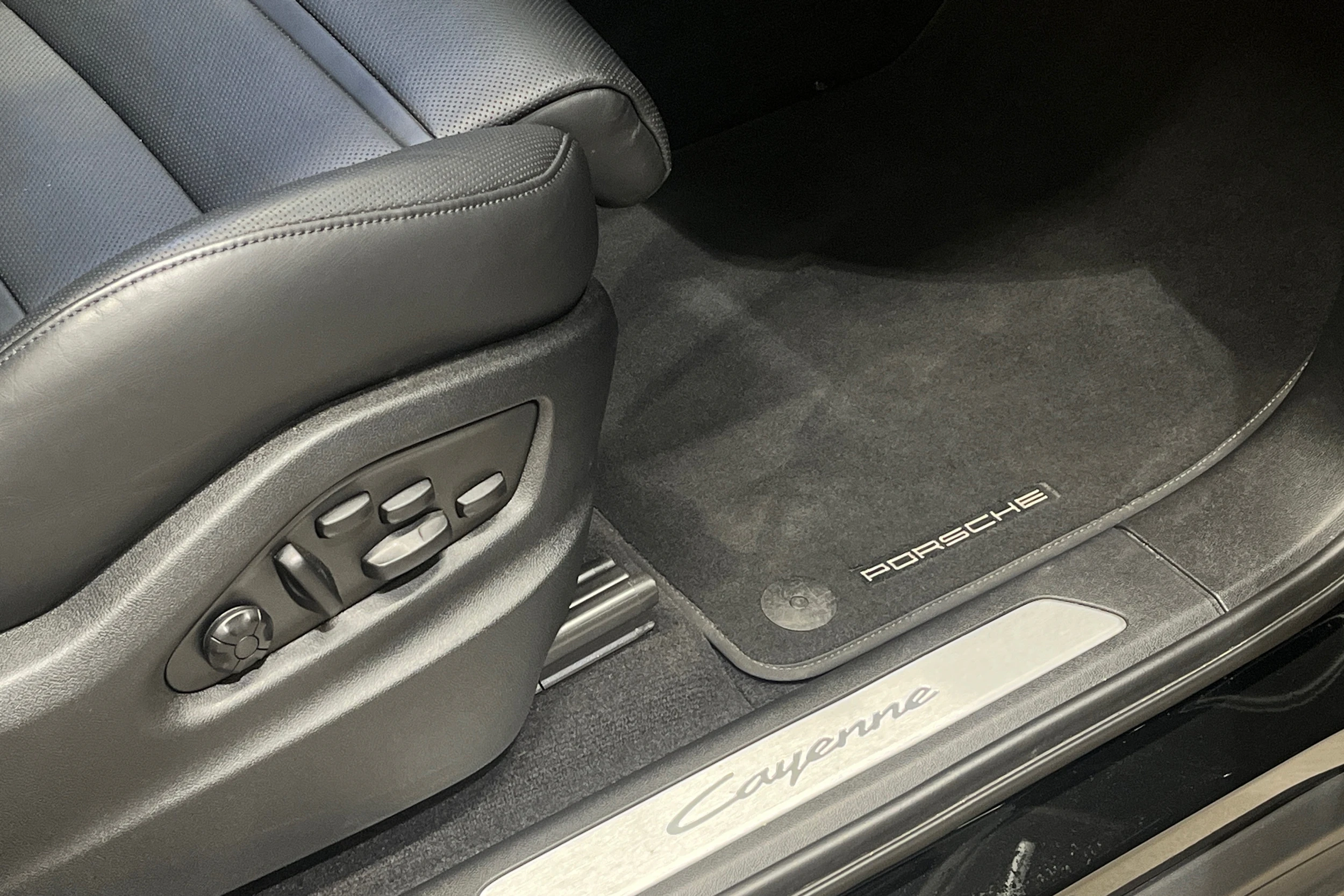 Musta Porsche Cayenne 2024 kuva 22.