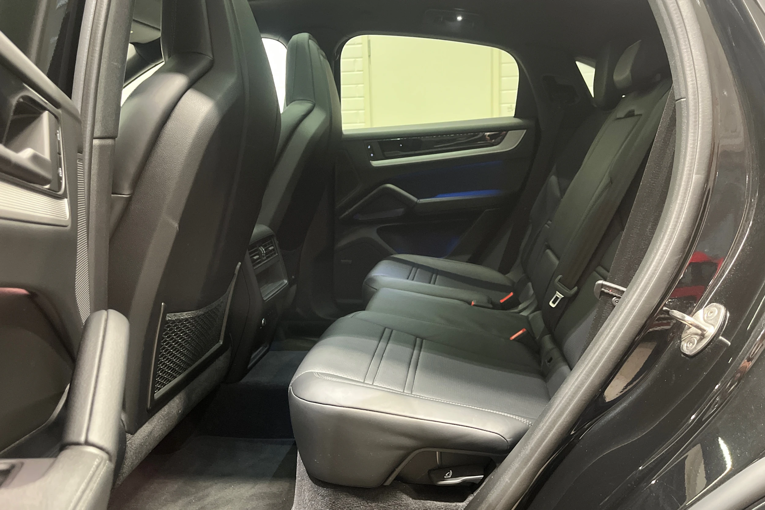 Musta Porsche Cayenne 2024 kuva 27.