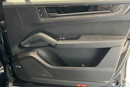 Musta Porsche Cayenne 2024 kuva 18.