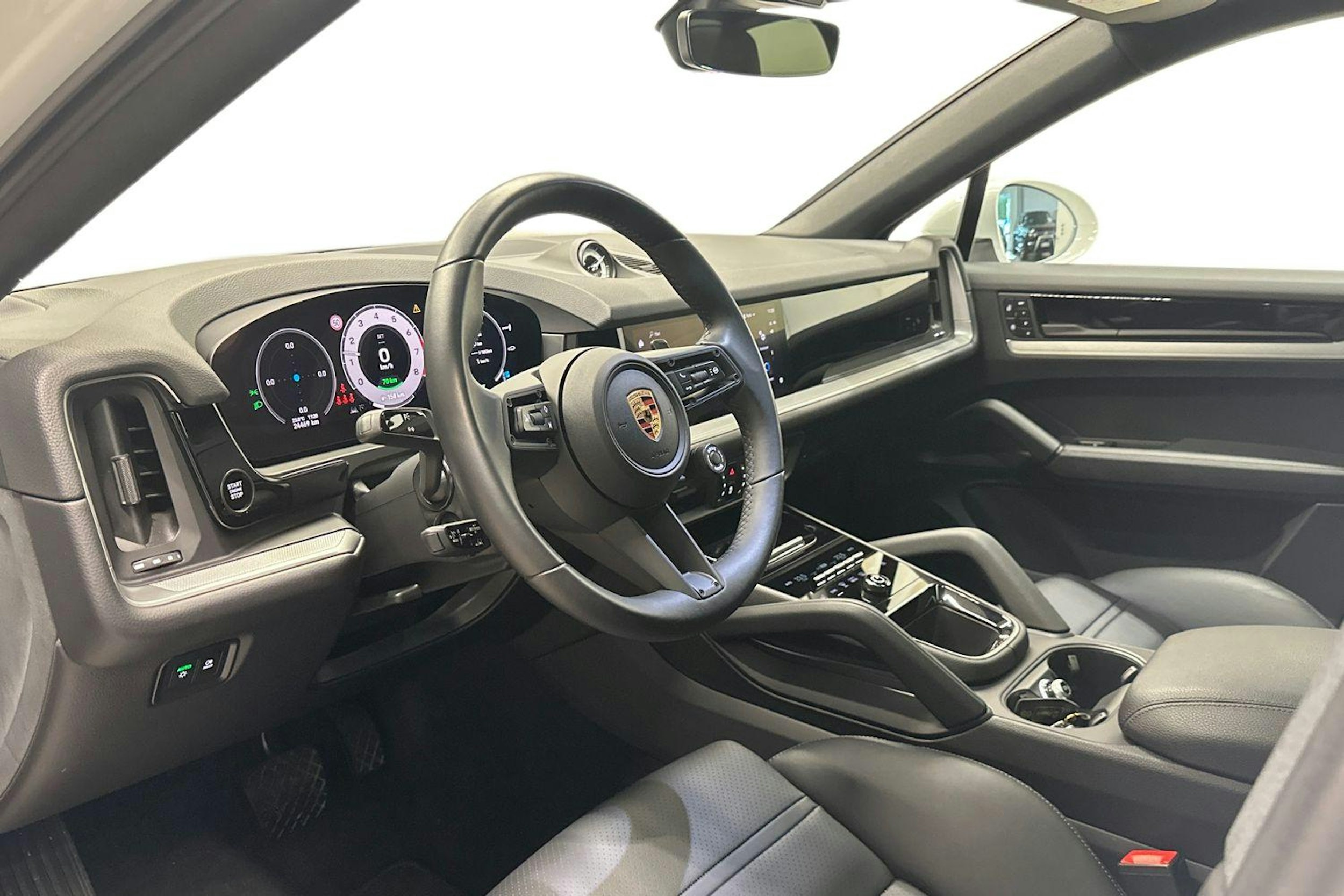Valkoinen Porsche Cayenne 2024 kuva 6.