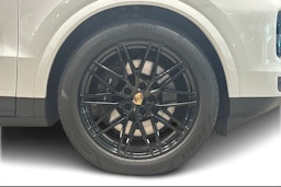 Valkoinen Porsche Cayenne 2024 kuva 9.