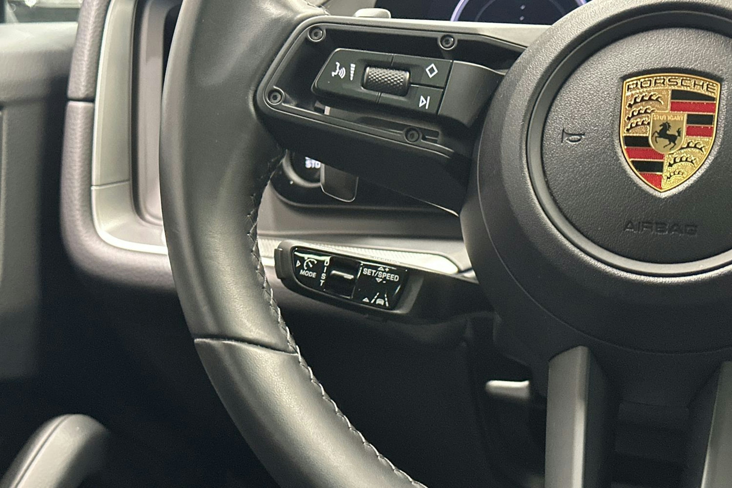 Valkoinen Porsche Cayenne 2024 kuva 12.