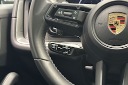 Valkoinen Porsche Cayenne 2024 kuva 12.