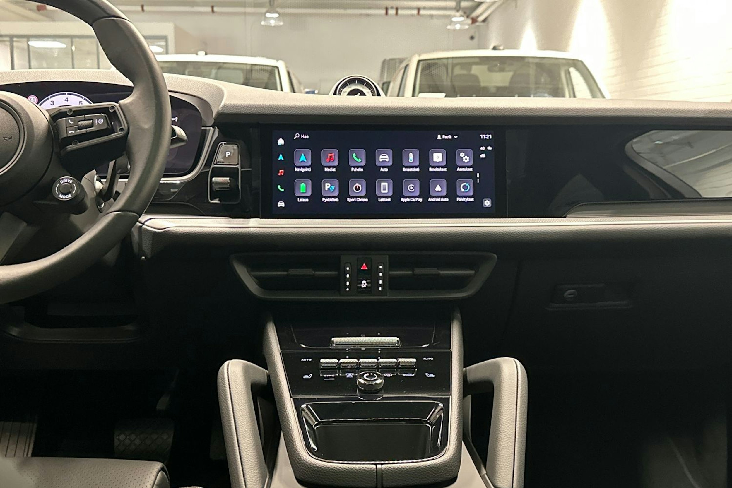 Valkoinen Porsche Cayenne 2024 kuva 13.