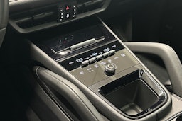 Valkoinen Porsche Cayenne 2024 kuva 14.