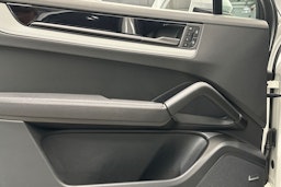 Valkoinen Porsche Cayenne 2024 kuva 15.