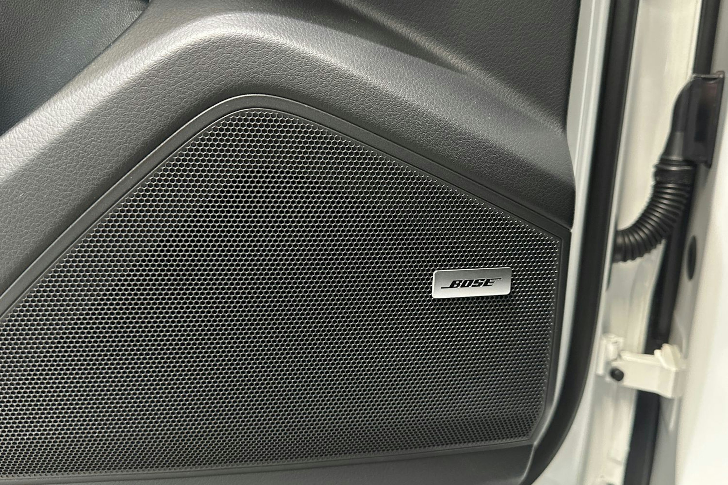 Valkoinen Porsche Cayenne 2024 kuva 16.