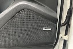 Valkoinen Porsche Cayenne 2024 kuva 16.