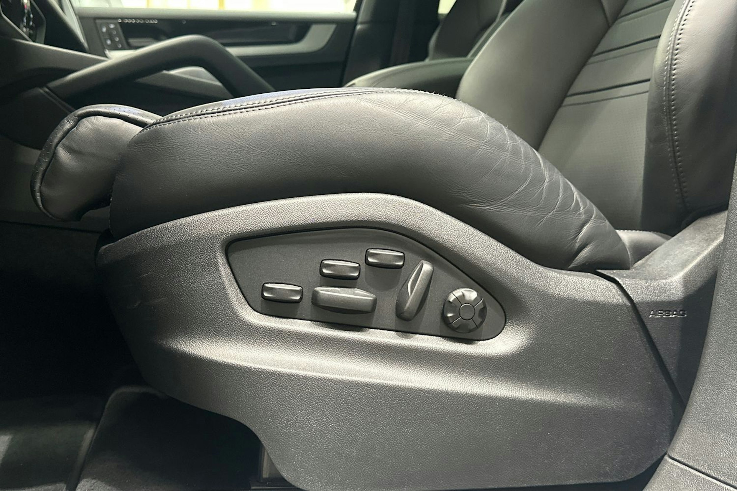 Valkoinen Porsche Cayenne 2024 kuva 17.