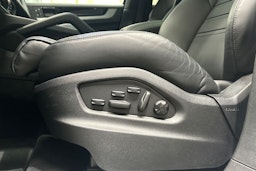 Valkoinen Porsche Cayenne 2024 kuva 17.