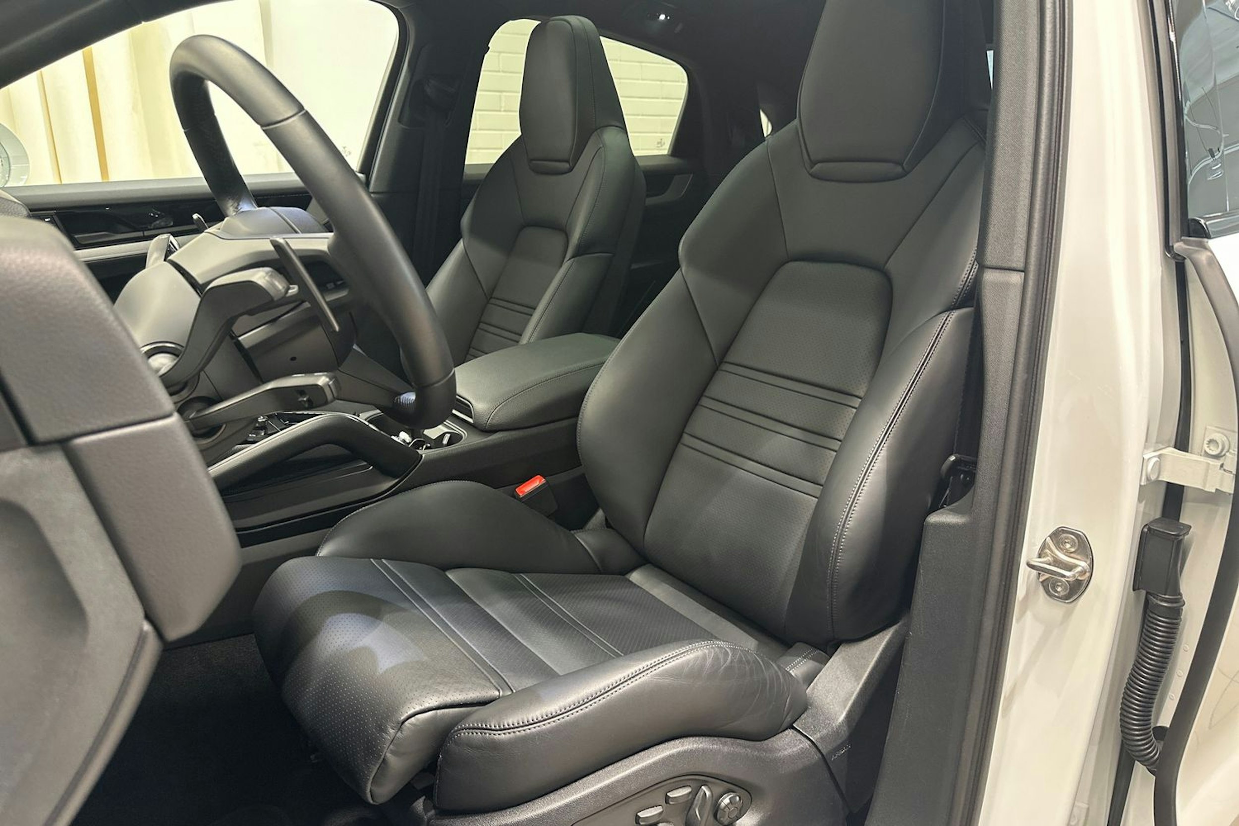 Valkoinen Porsche Cayenne 2024 kuva 18.