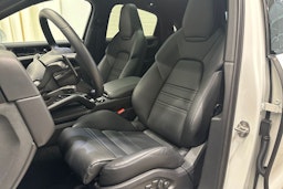 Valkoinen Porsche Cayenne 2024 kuva 18.