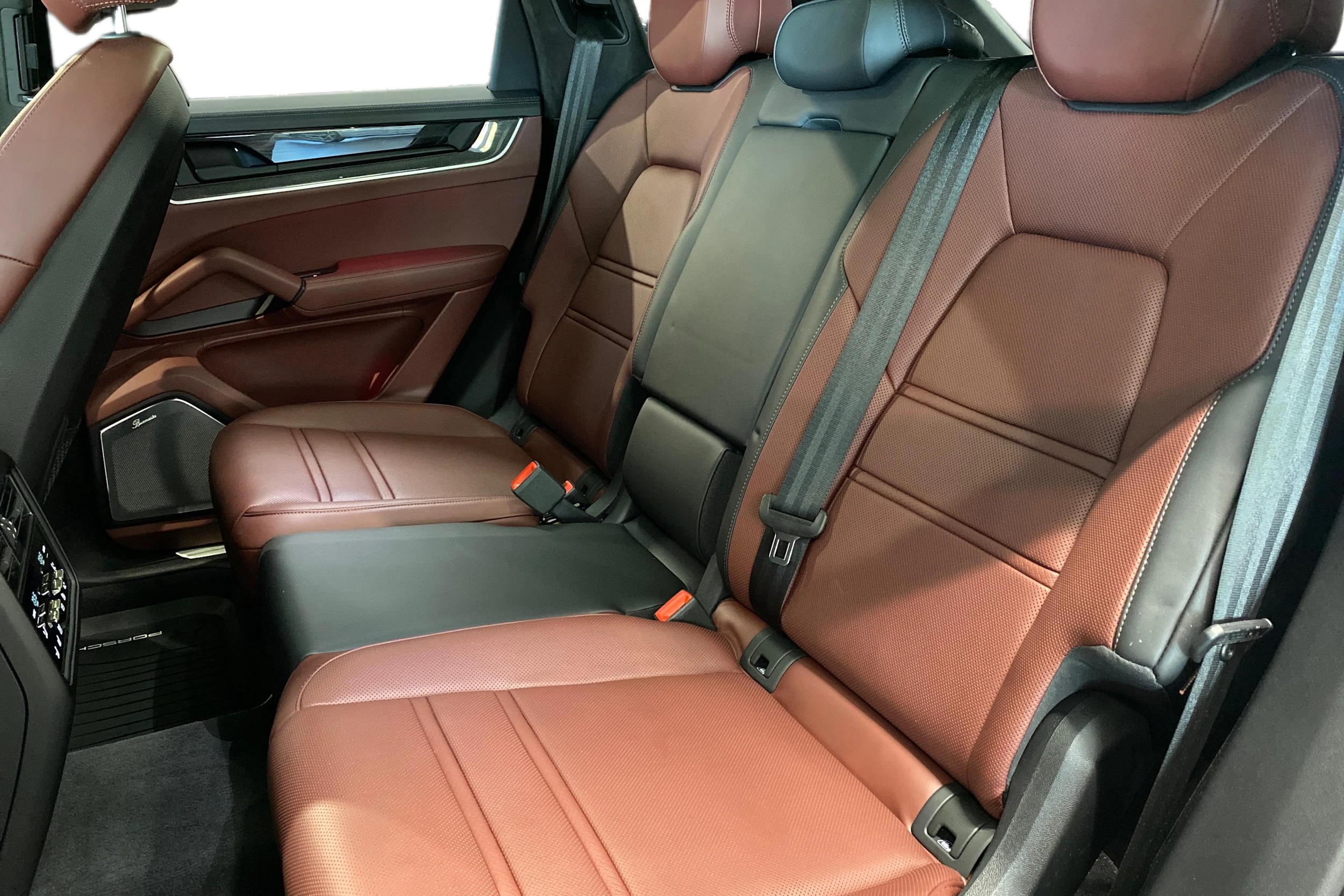 met. musta Porsche Cayenne 2024 kuva 8.