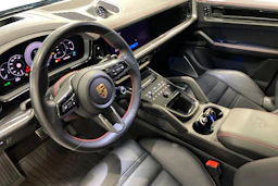 musta Porsche Cayenne 2024 kuva 6.