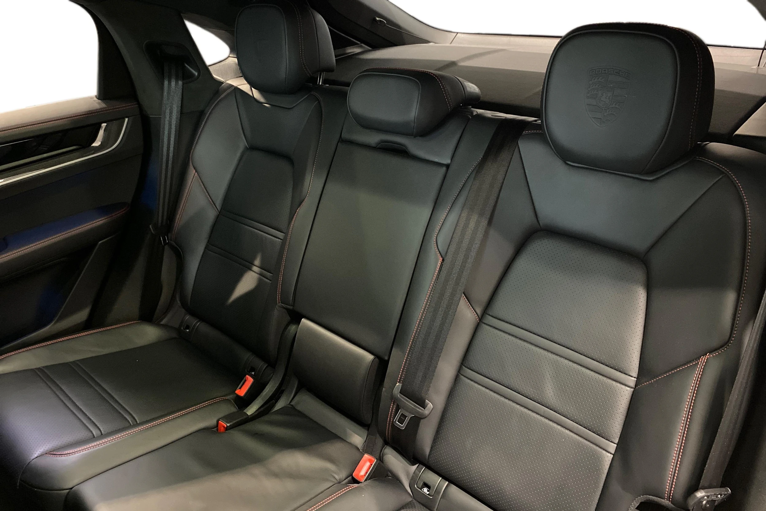 musta Porsche Cayenne 2024 kuva 8.