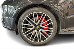 musta Porsche Cayenne 2024 kuva 9.