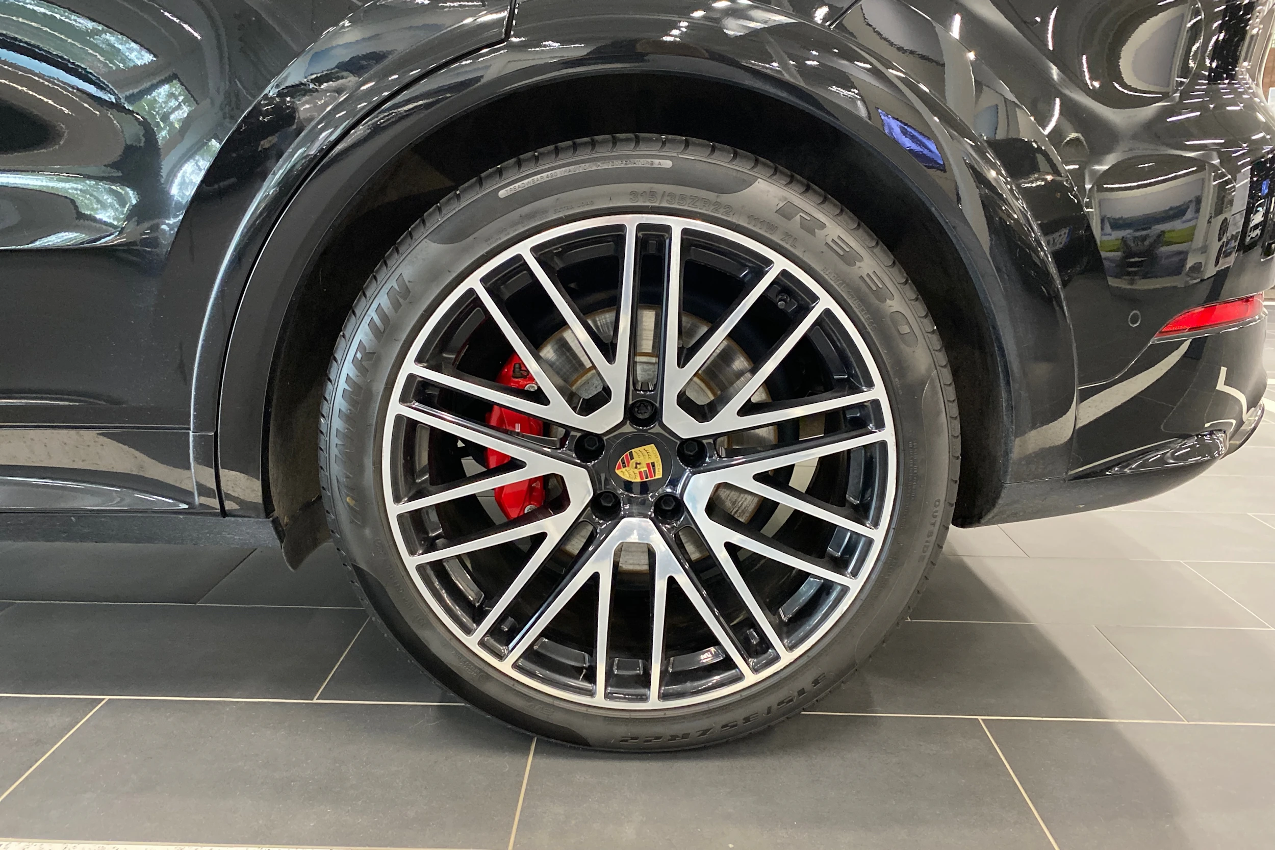 musta Porsche Cayenne 2024 kuva 10.