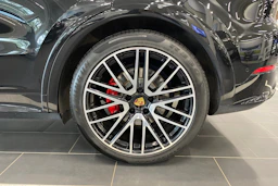 musta Porsche Cayenne 2024 kuva 10.