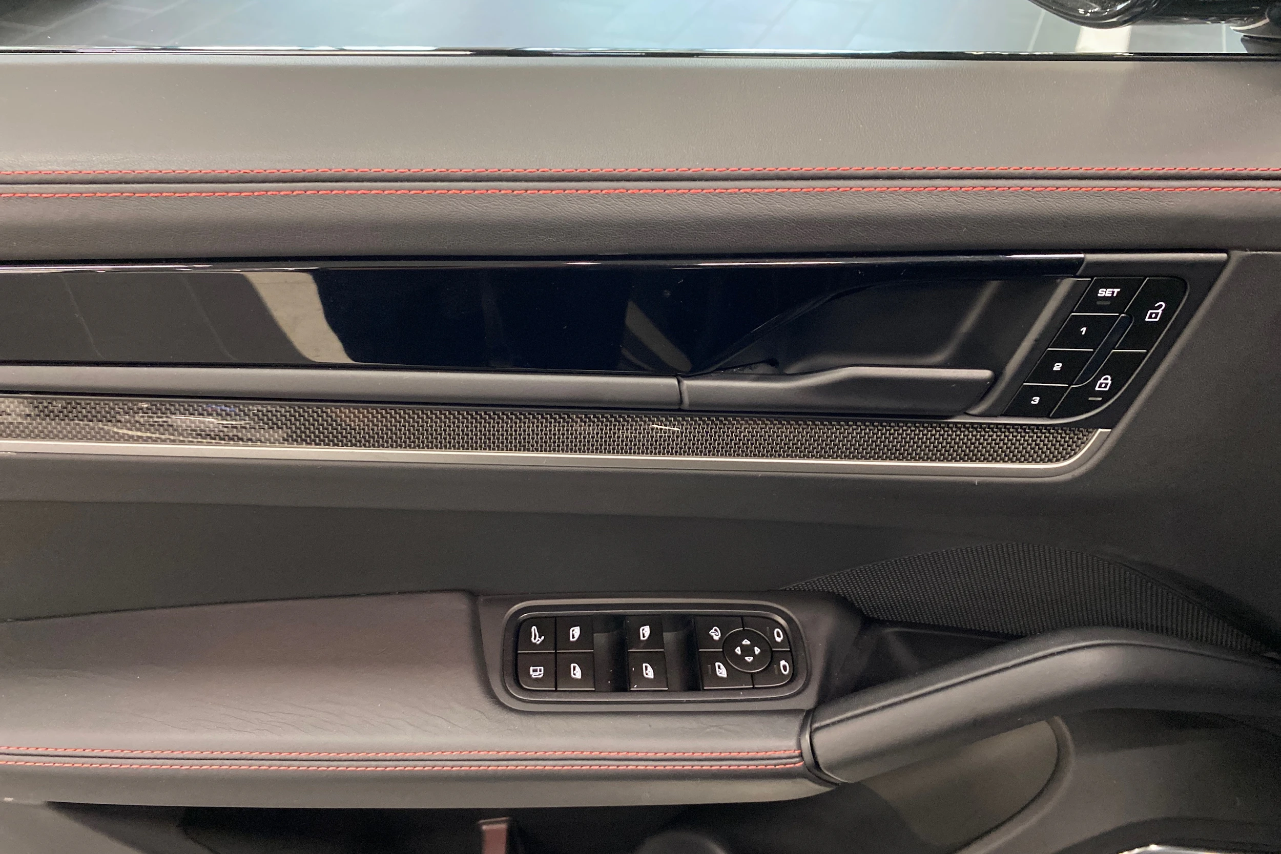 musta Porsche Cayenne 2024 kuva 12.