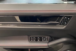 musta Porsche Cayenne 2024 kuva 12.