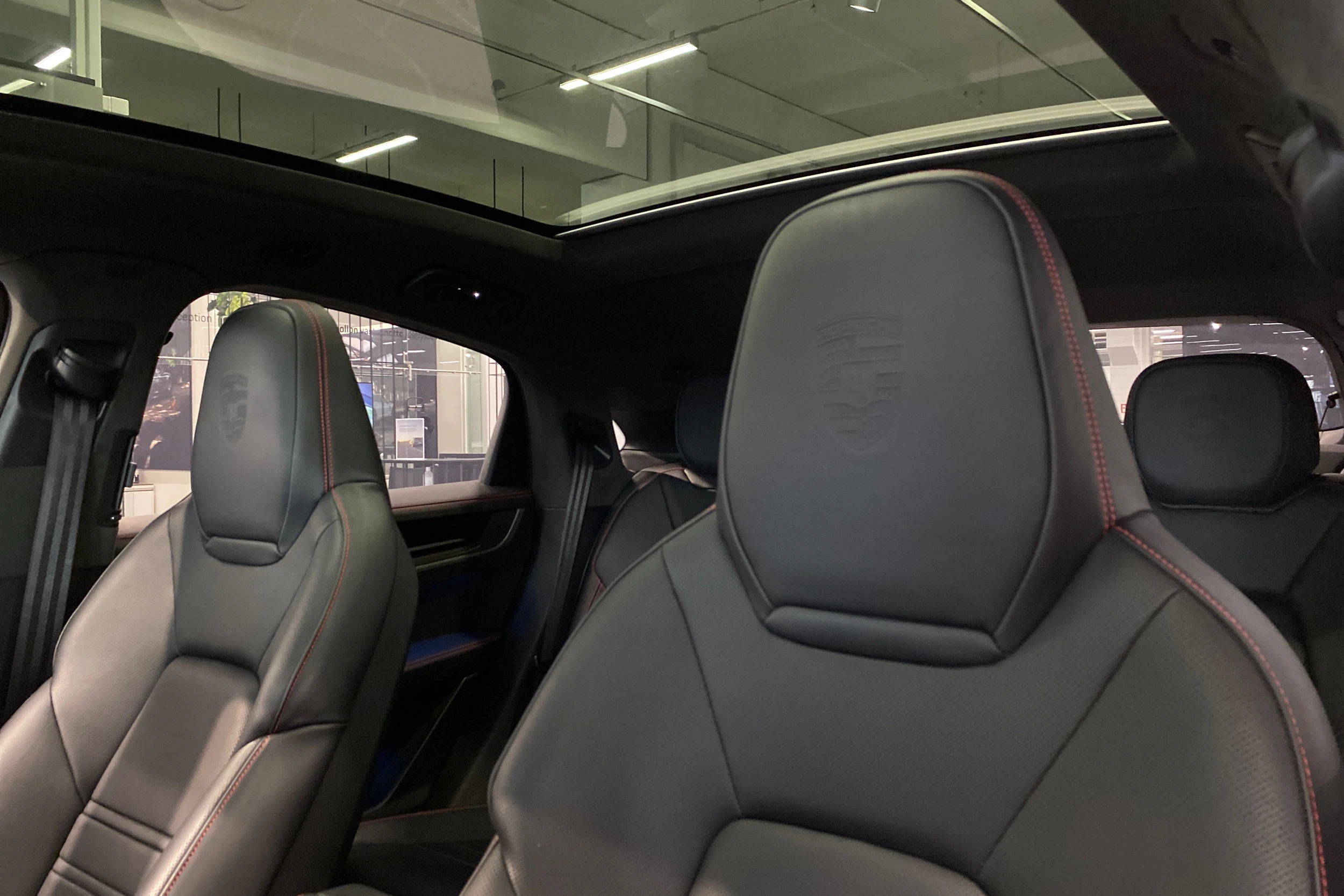 musta Porsche Cayenne 2024 kuva 14.