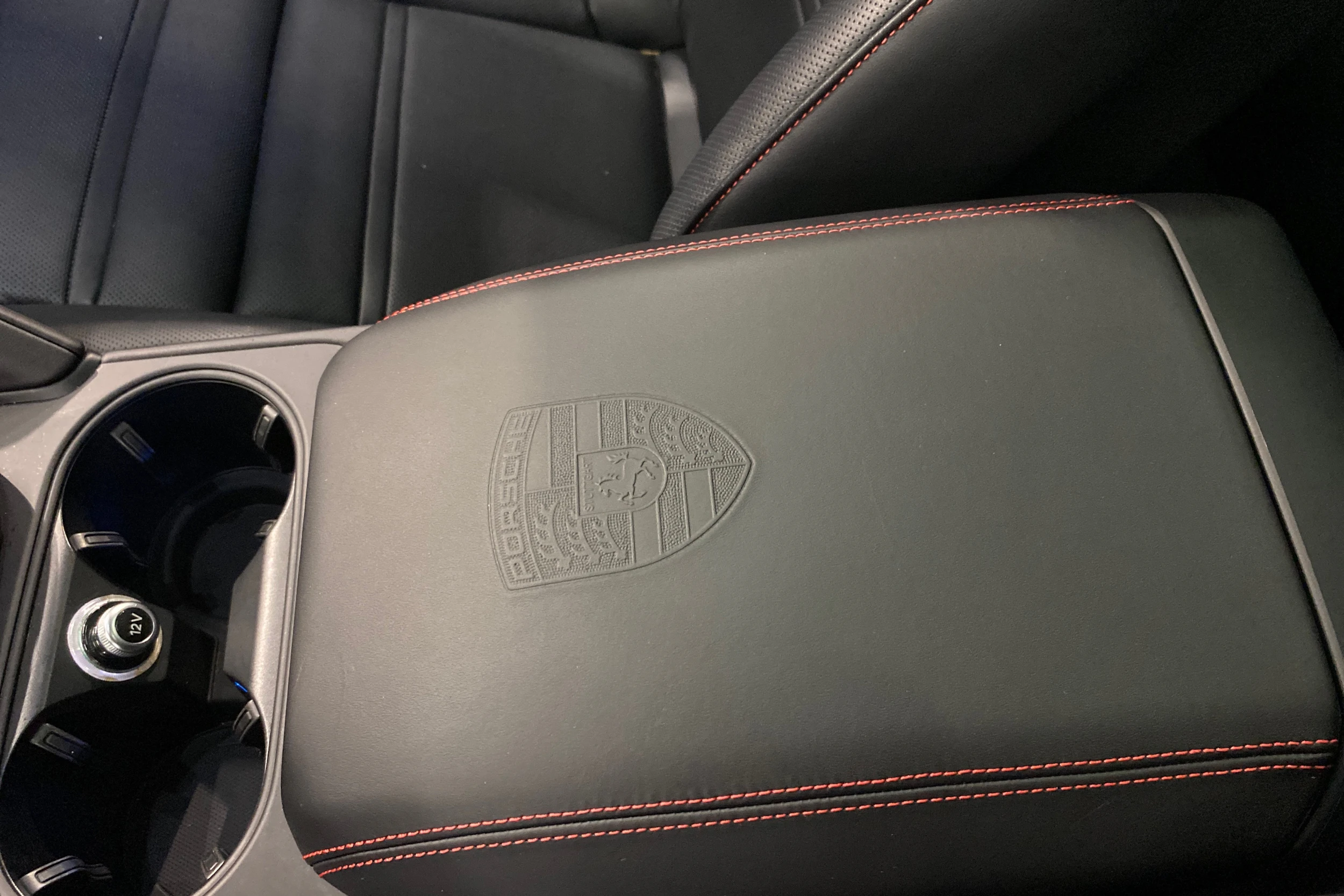 musta Porsche Cayenne 2024 kuva 15.