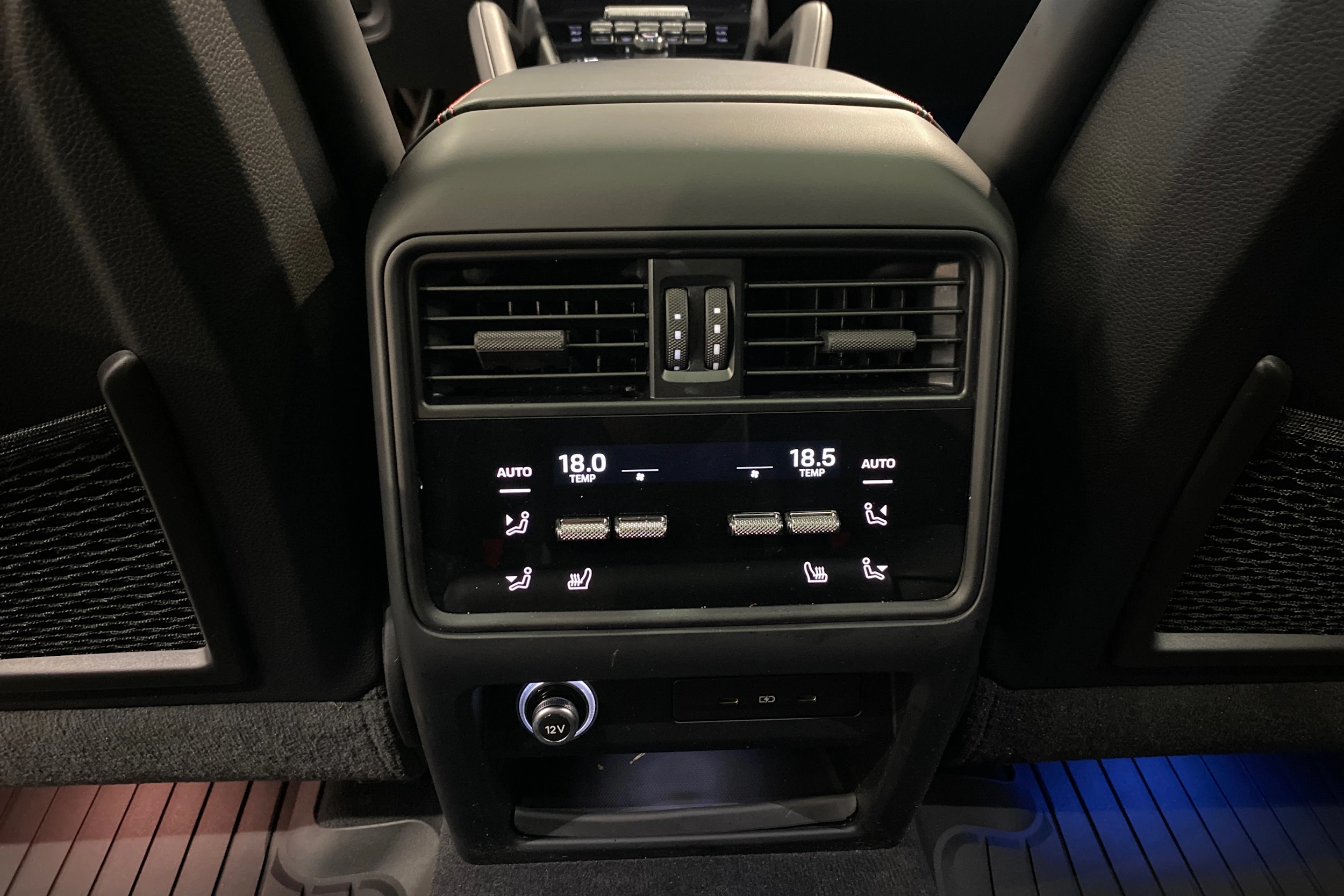 musta Porsche Cayenne 2024 kuva 19.